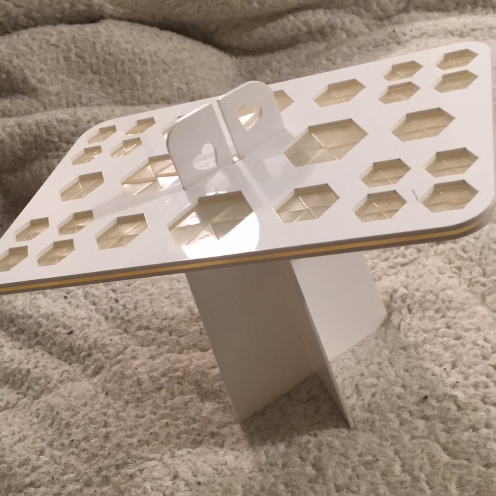 makeup brushes dryer stand